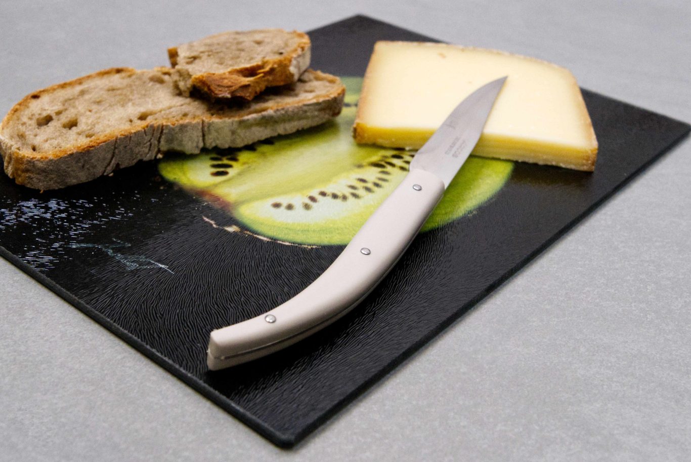 Planche à découper Planche à découper en verre
Résistant à la chaleur (max 190 ºC)
Quatre pieds autocollants fournis
Ne convient pas au lave-vaisselle